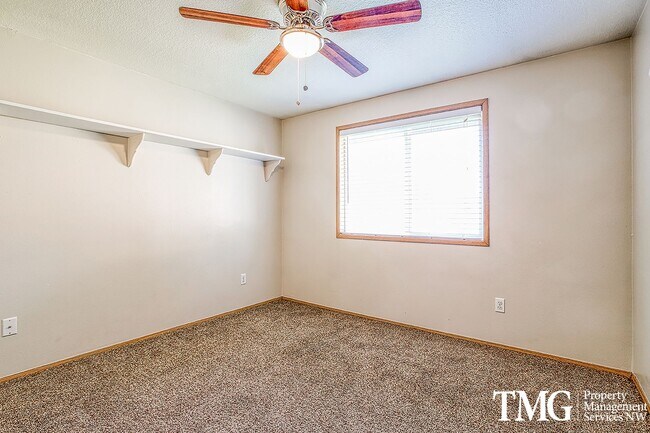 Building Photo - Large Ranch-style home with 3 Bed 2 Bath i...