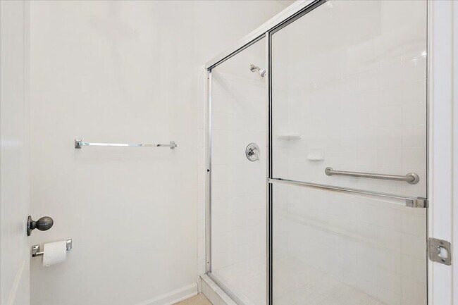 Building Photo - Large 2/2 in highly desirable The Cottages...