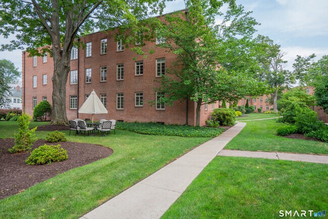 Building Photo - 20 Outlook Ave