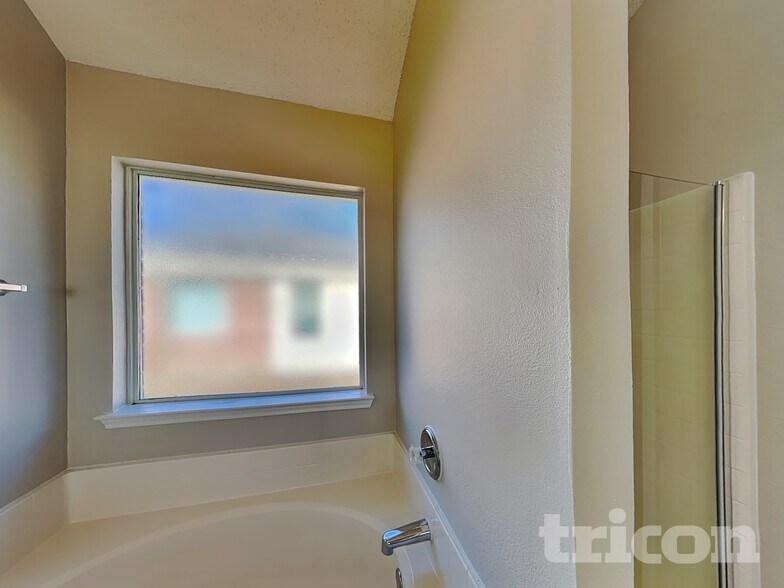 Building Photo - 923 McKavett Dr