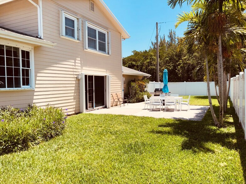 Building Photo - 2025 S Ocean Dr