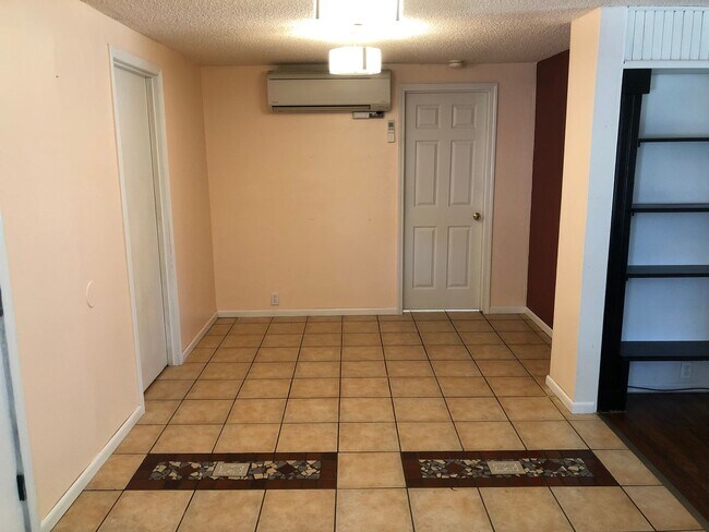 Building Photo - 3 bedroom 1 bath house in Eugene!