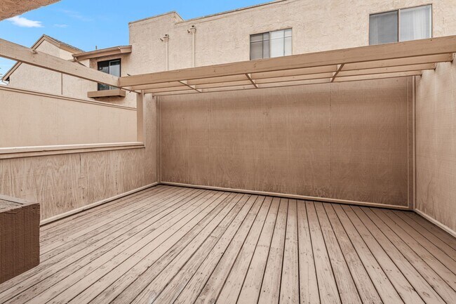 Building Photo - VIAS04