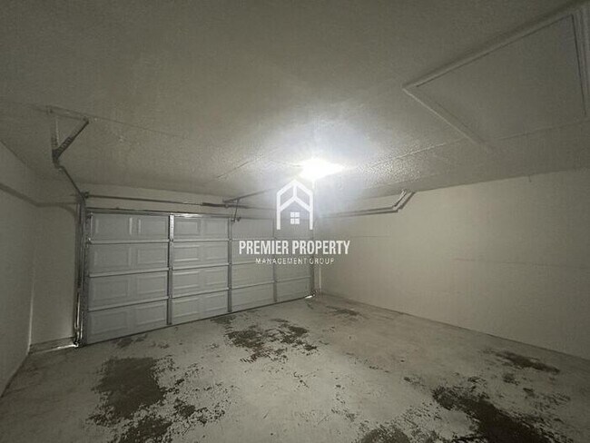 Building Photo - 7376 Hollorn Ln