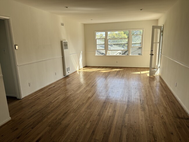 Building Photo - 408 N Doheny Dr