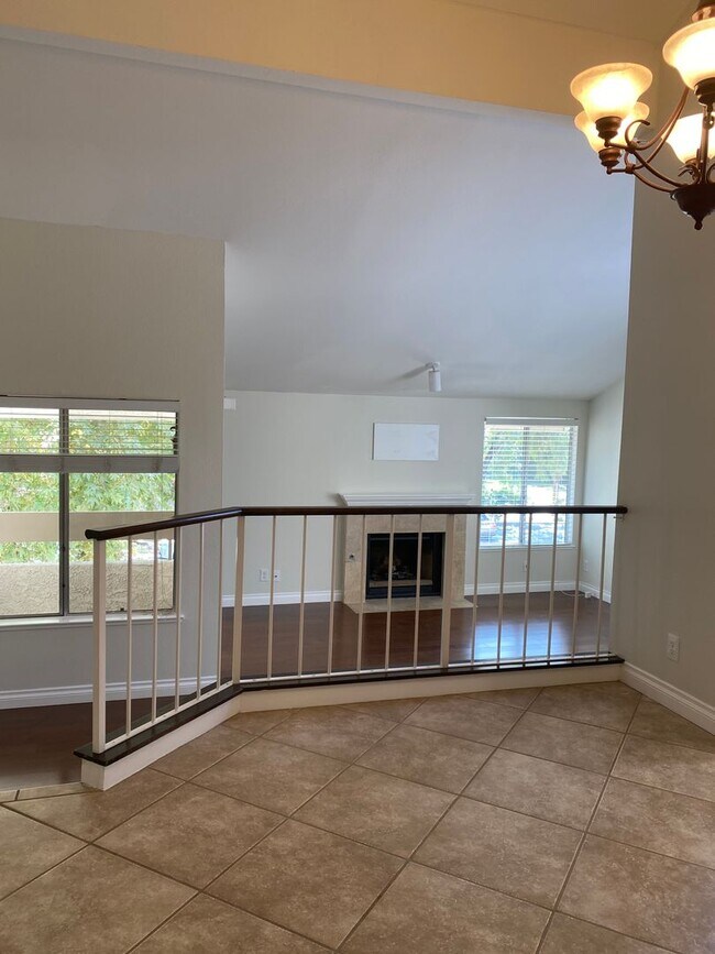 Building Photo - 1 bed, 1 bath Sycamore Villas Condo