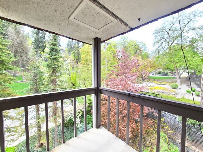 Building Photo - $1,650 - 2 Bed / 2 Bath Spacious Top Floor Condo (First Month Free!)