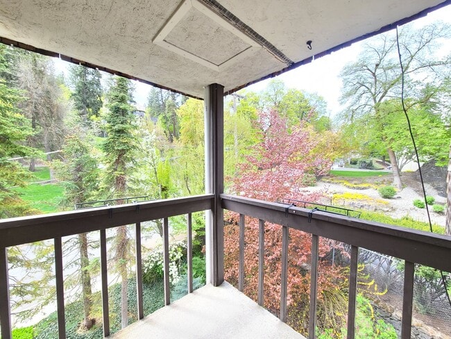 Building Photo - $1,695 - 2 Bed / 2 Bath Spacious Top Floor...
