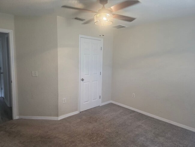 Building Photo - Large 4 bedroom 2 bath House