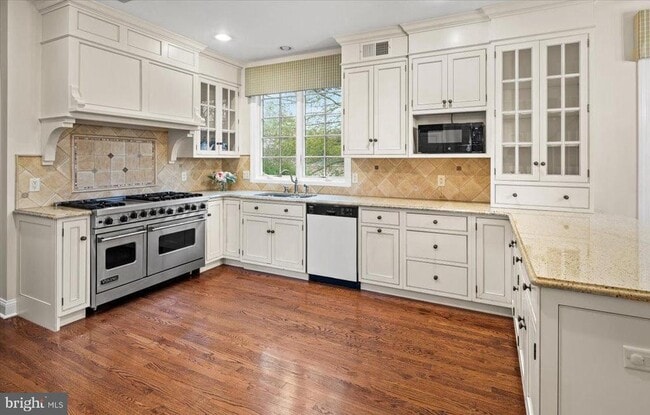 Building Photo - 12 Windermere Way