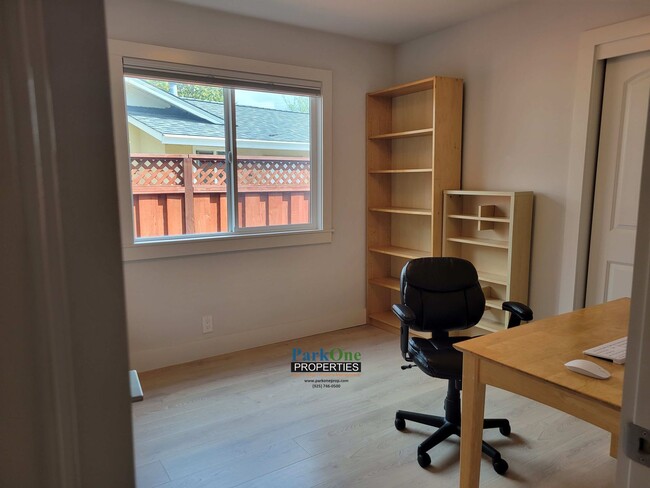 Building Photo - Updated Fully Furnished Lease