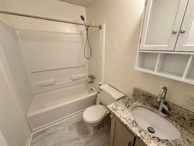 Building Photo - 4036 Tavineer Dr