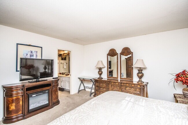 Building Photo - 7631 E Sandalwood Dr