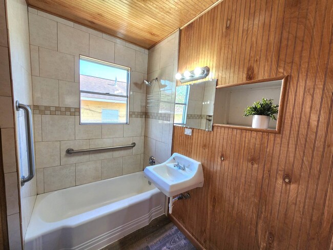 Building Photo - 6903 Palestine St