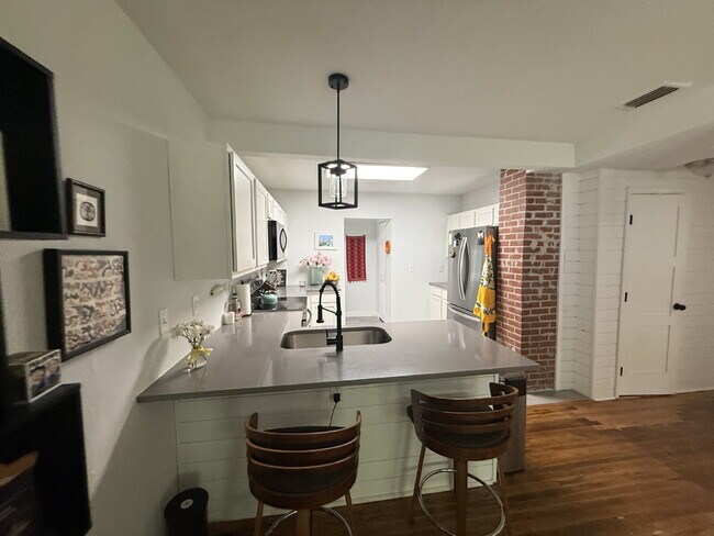 Building Photo - AVAILABLE EARLY JULY:  UPDATED 2 BEDROOM 1...