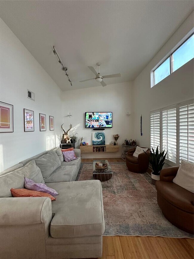 Building Photo - 2200 Dickson Dr