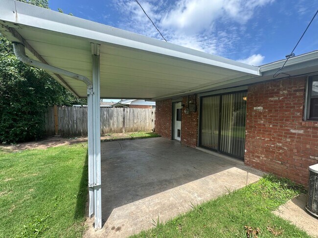 Building Photo - 4844 Woodview Dr