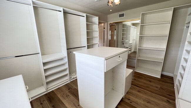 Building Photo - Wonderful 4 Bedroom 3 Bathroom Villa Park ...