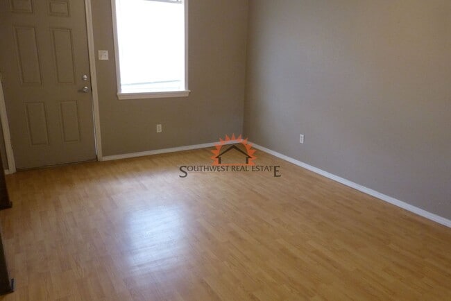 Building Photo - Cute 2 bedroom duplex