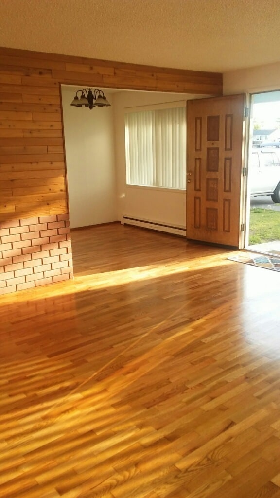 Building Photo - 3 Bed 1 Bath Home with garage