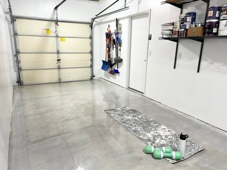 Bright Garage w/Epoxy Floor - 737 241st Ln SE