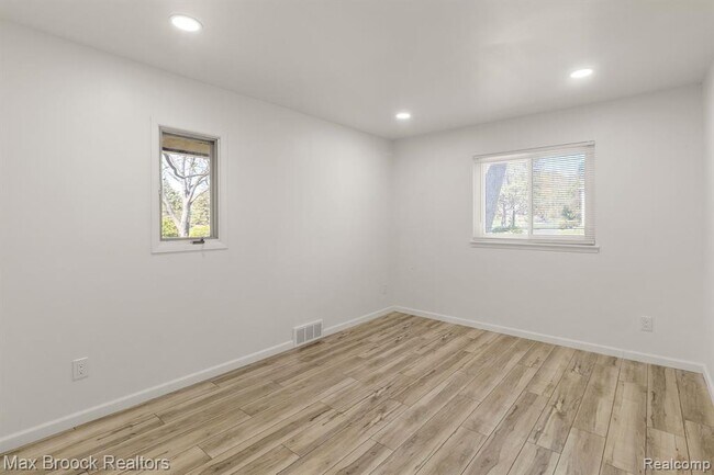 Building Photo - 6207 Nicholas Dr