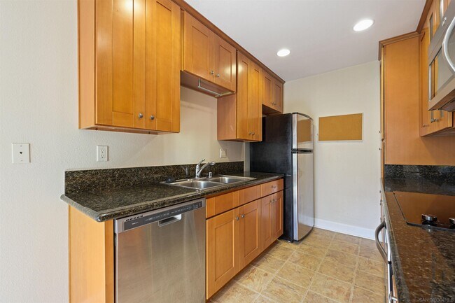 Building Photo - 8515 Villa La Jolla Dr