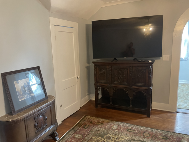 Living room - 437 W Magnolia Ave