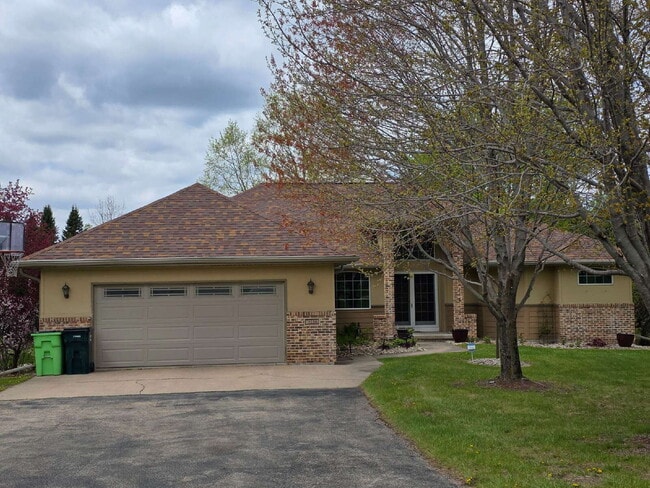 Building Photo - Multi generational Home New London