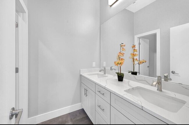 Building Photo - 4215 Hardy St