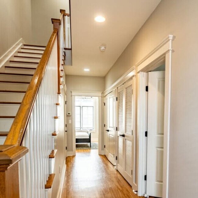 Building Photo - 1909 Convent Pl