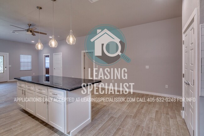 Building Photo - AMAZING NORMAN HOME AVAILABLE TO PRE-LEASE...