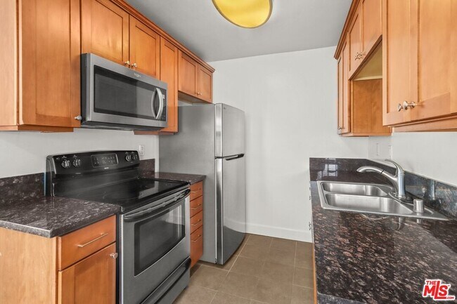 Building Photo - 10982 Roebling Ave