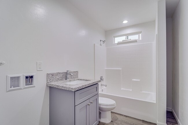 Building Photo - Remodeled 1 Bed with Private Yard & Parking – Don’t Miss This!