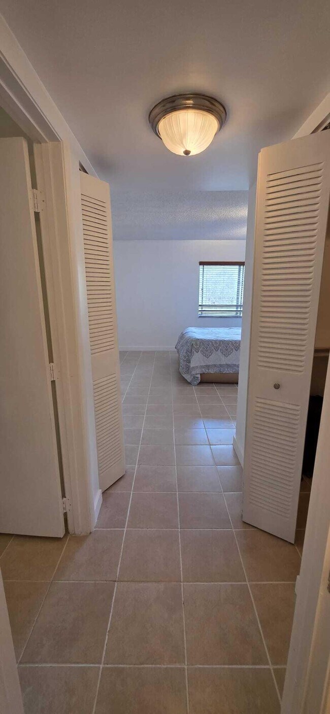 Building Photo - 711 N Pine Island Rd