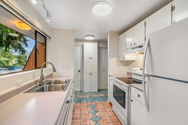 Building Photo - Super Unique Northgate Loft!