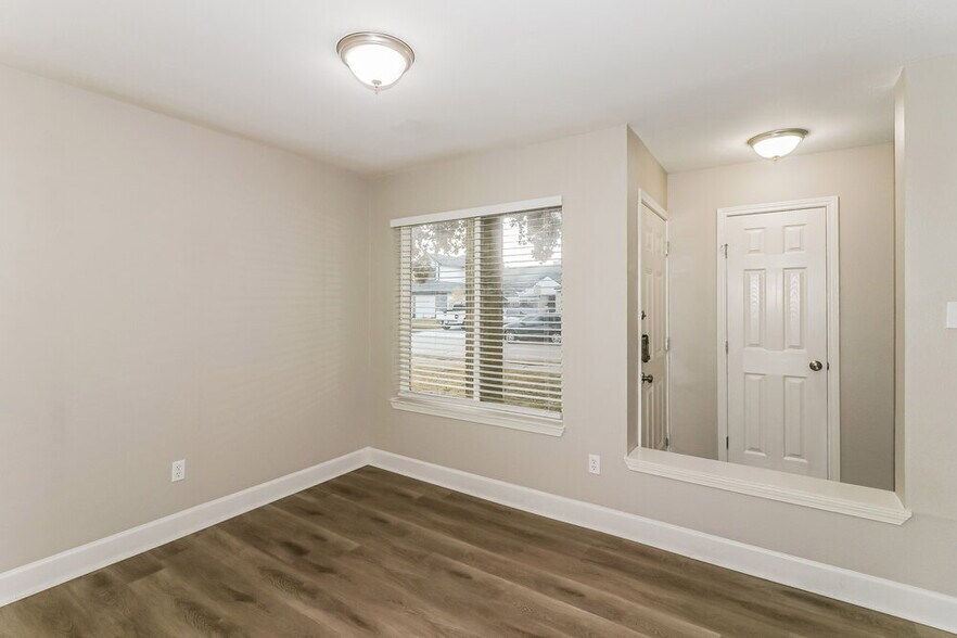 Building Photo - 10842 Riana Dr