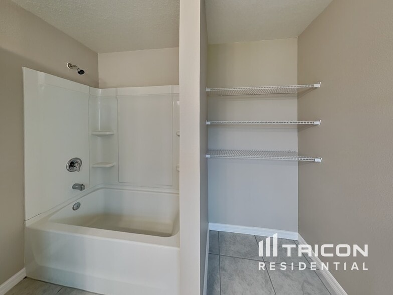 Building Photo - 624 Bullrush Ct