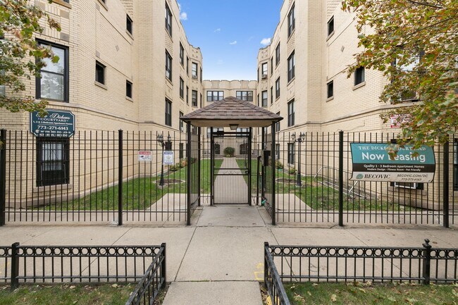 Building Photo - 3635 W Dickens Ave