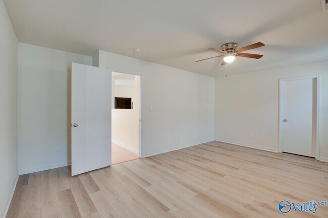 Building Photo - 198 Cloverbrook Dr