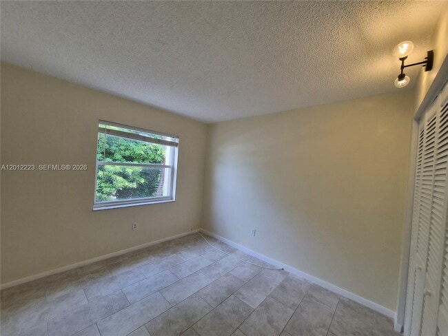 Building Photo - 6528 SW 41st Ct