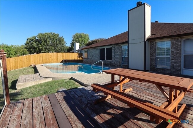 Building Photo - 608 Totem Trail