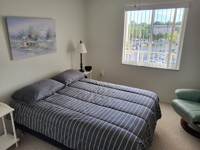 Guest bedroom - 3943 Lake Bayshore Dr