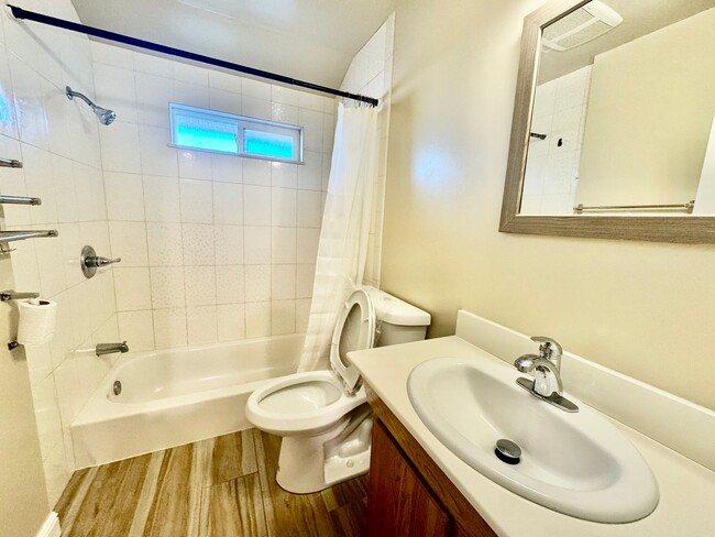 Building Photo - Cozy Oakland 2Bed/1Ba Home in a Private St...