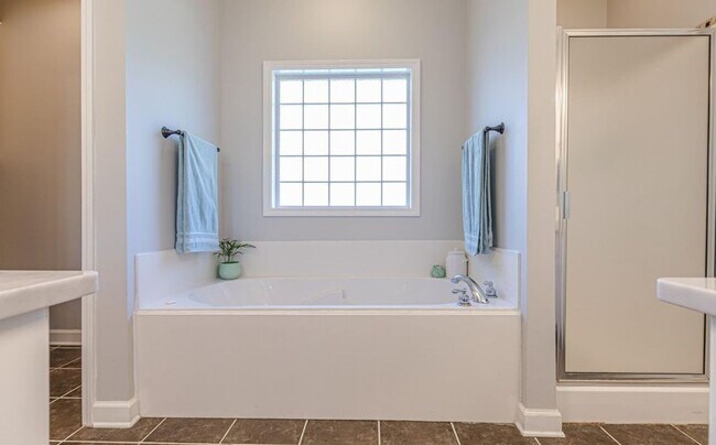 Building Photo - Welcome to Serenity at its finest!!