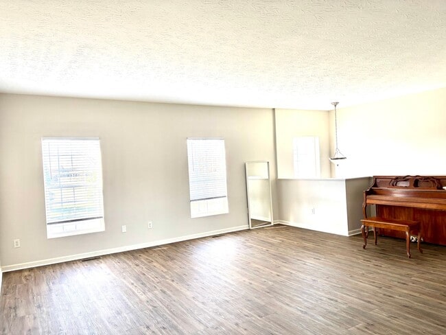 Building Photo - Don't miss out on this great 3 bed 3.5 bath townhouse with tons of amenities!