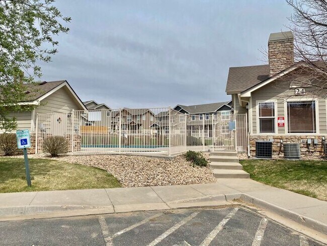 Building Photo - West Greeley Townhome with Garage!