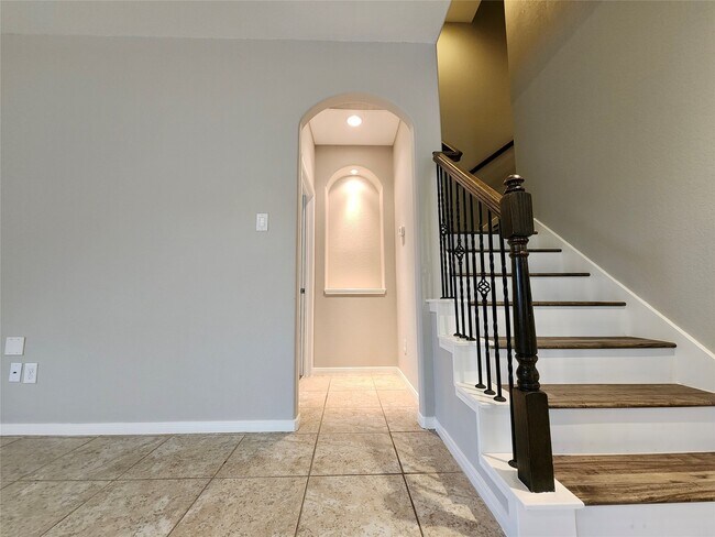 Building Photo - 4407 Greenleaf Dr