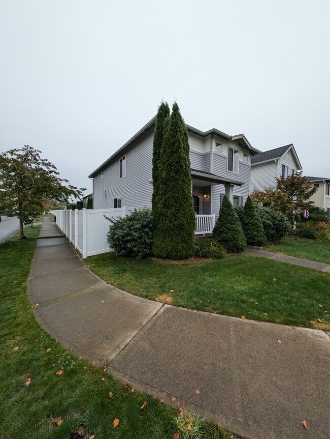 Building Photo - Corner lot 3 bed, 2.5 bath DuPont home!