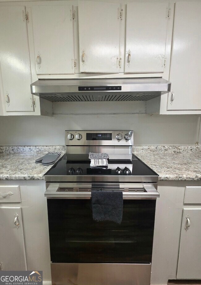 Building Photo - 2639 Tredway Dr
